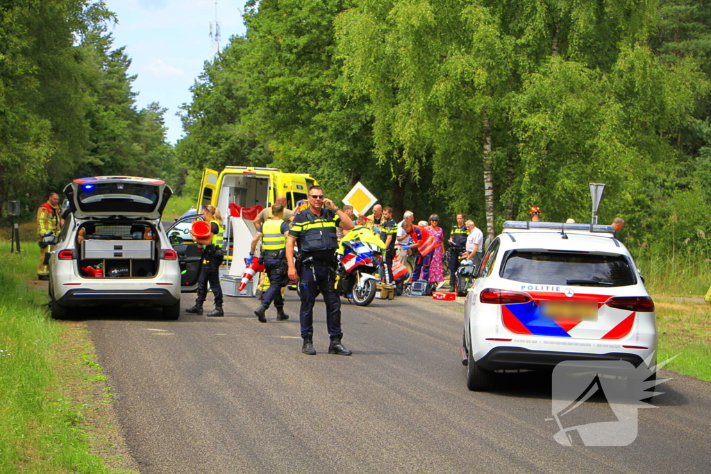 Wielrenner zwaargewond bij aanrijding, zoekactie naar bestuurder