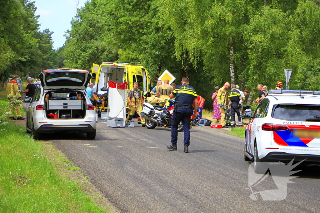 Wielrenner zwaargewond bij aanrijding, zoekactie naar bestuurder