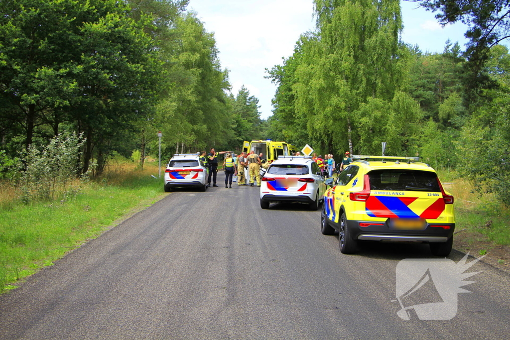 Wielrenner zwaargewond bij aanrijding, zoekactie naar bestuurder