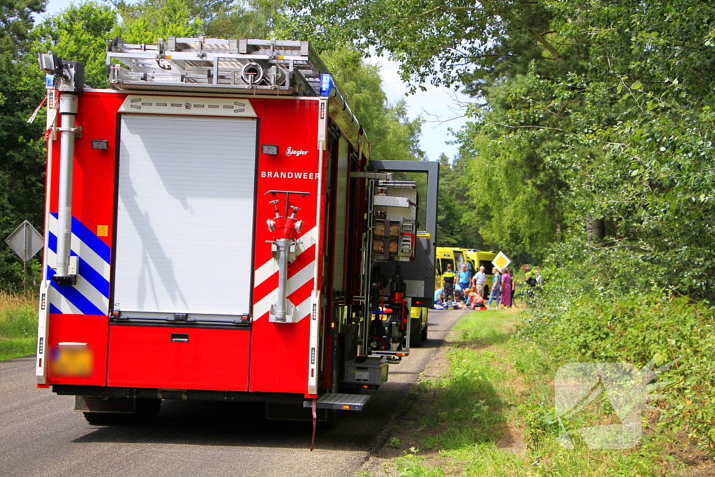 Wielrenner zwaargewond bij aanrijding, zoekactie naar bestuurder