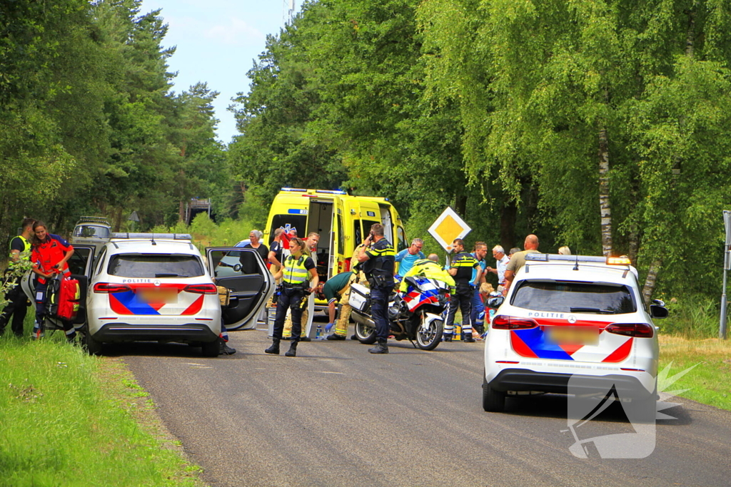 Wielrenner zwaargewond bij aanrijding, zoekactie naar bestuurder