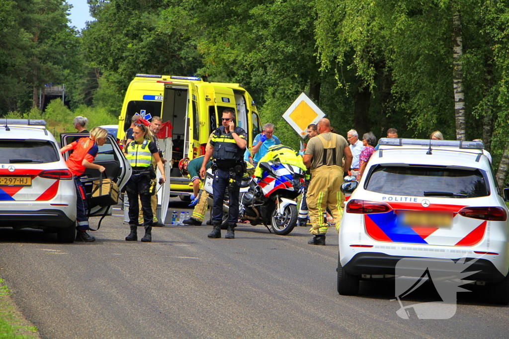 Wielrenner zwaargewond bij aanrijding, zoekactie naar bestuurder
