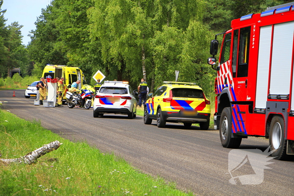 Wielrenner zwaargewond bij aanrijding, zoekactie naar bestuurder
