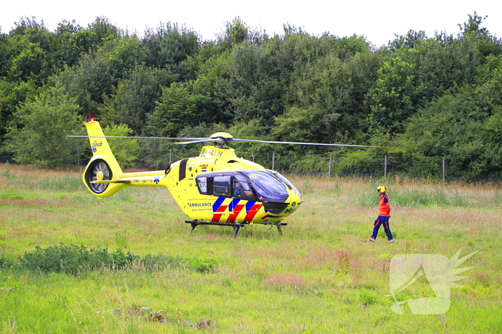 Wielrenner zwaargewond bij aanrijding, zoekactie naar bestuurder