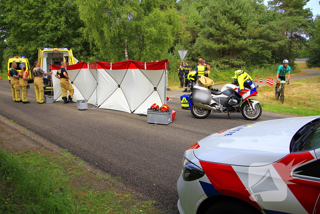 Wielrenner zwaargewond bij aanrijding, zoekactie naar bestuurder