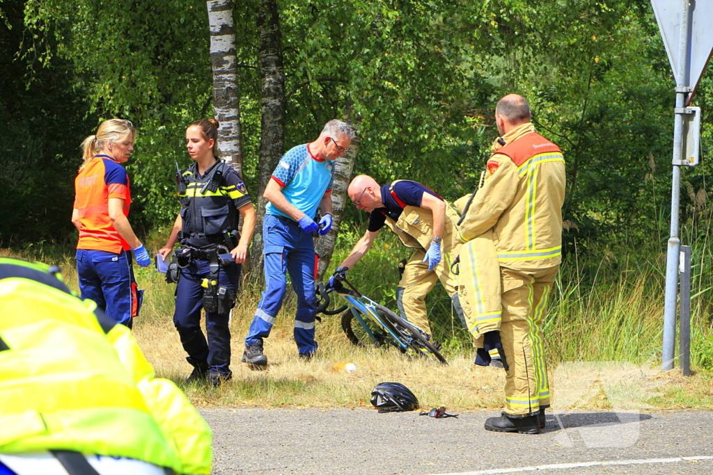 Wielrenner zwaargewond bij aanrijding, zoekactie naar bestuurder