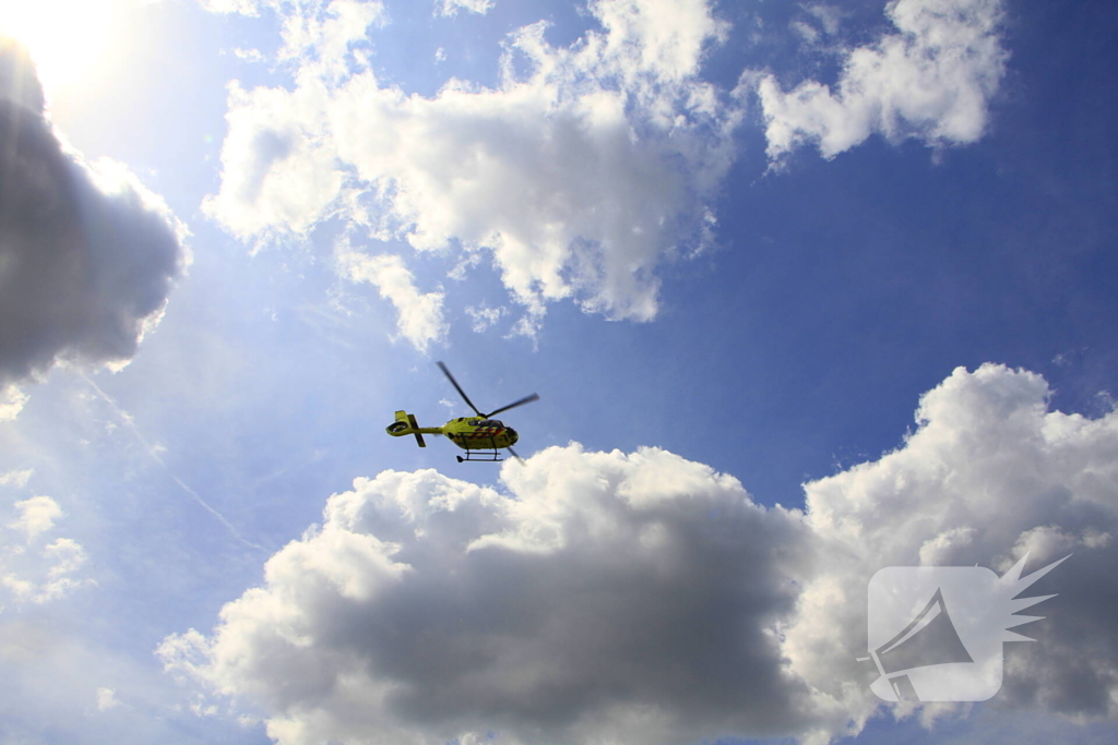 Wielrenner zwaargewond bij aanrijding, zoekactie naar bestuurder