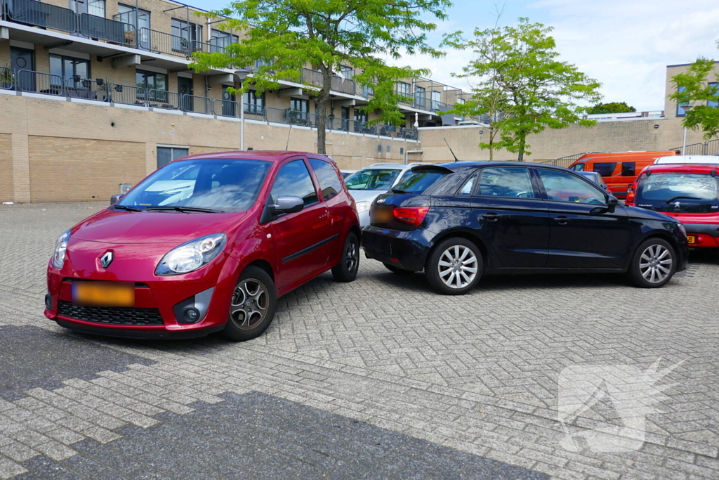 Botsing bij uitrijden op parkeerterrein