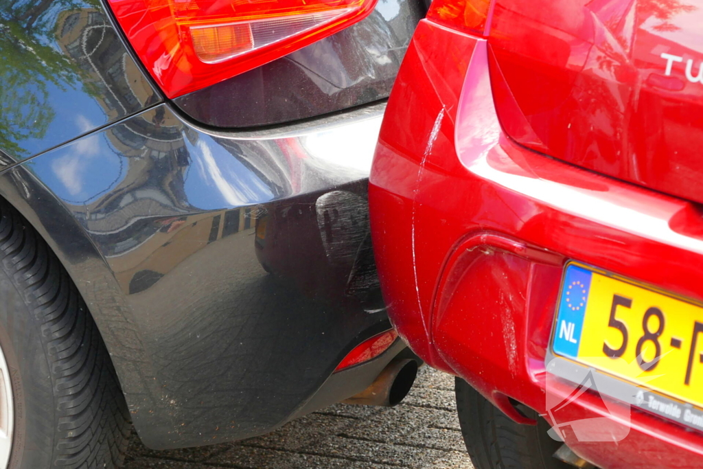 Botsing bij uitrijden op parkeerterrein