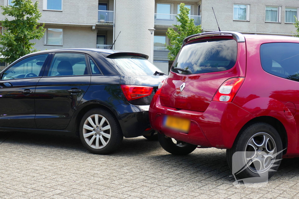 Botsing bij uitrijden op parkeerterrein