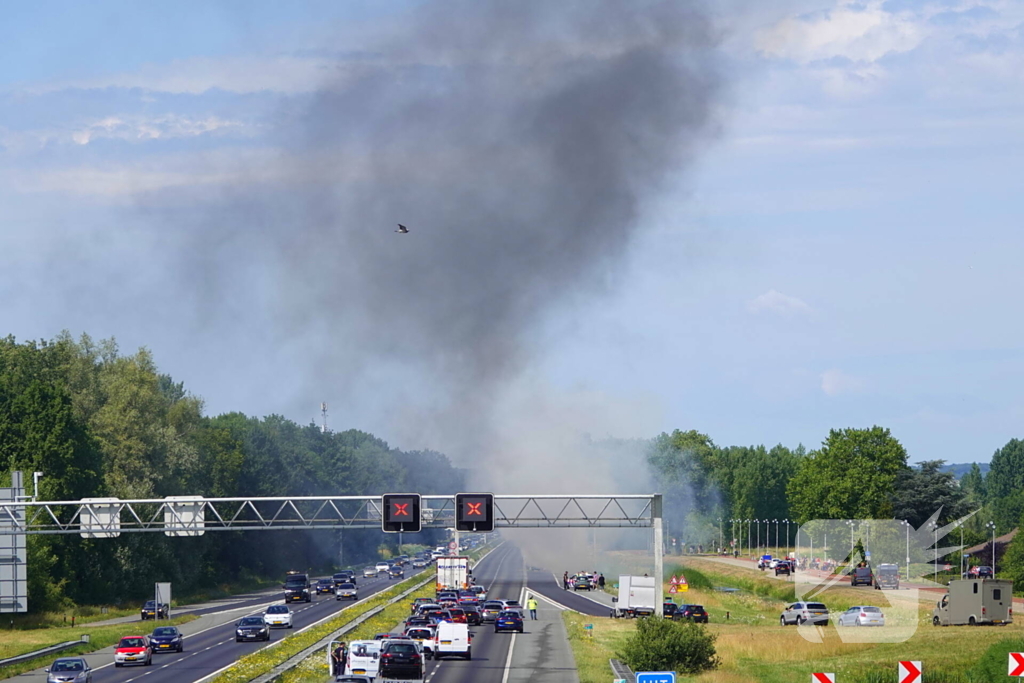 Auto in vlammen, snelweg deels afgesloten