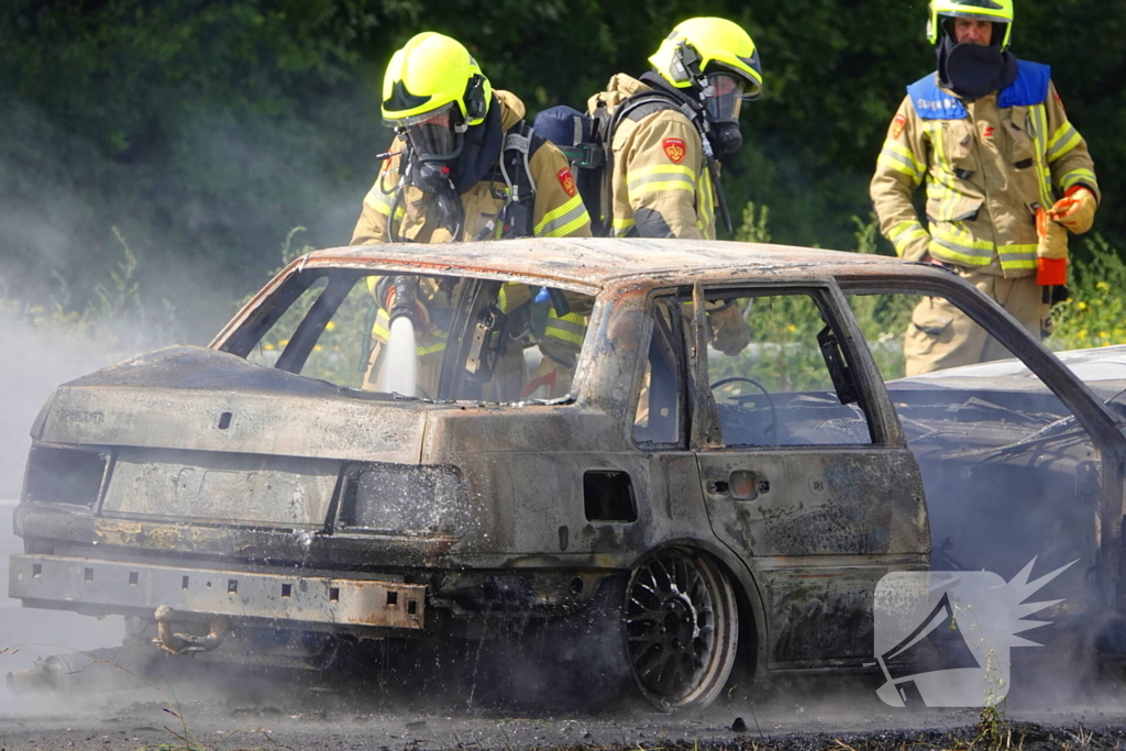 Auto in vlammen, snelweg deels afgesloten