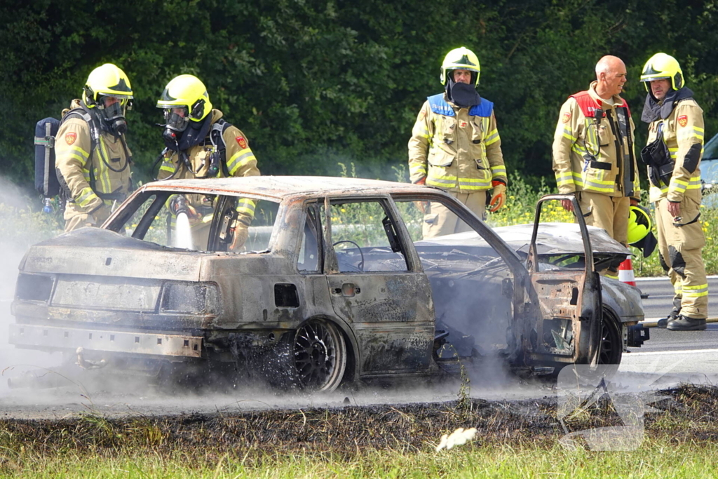 Auto in vlammen, snelweg deels afgesloten