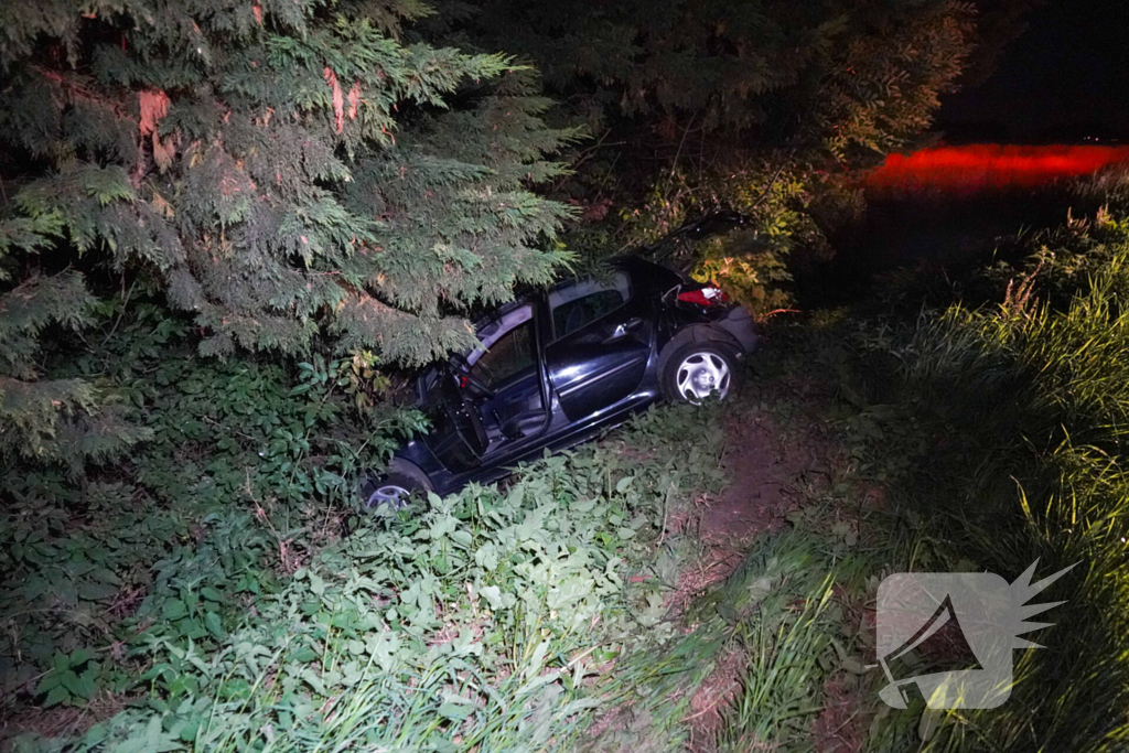 Bestuurder ongedeerd na zware crash