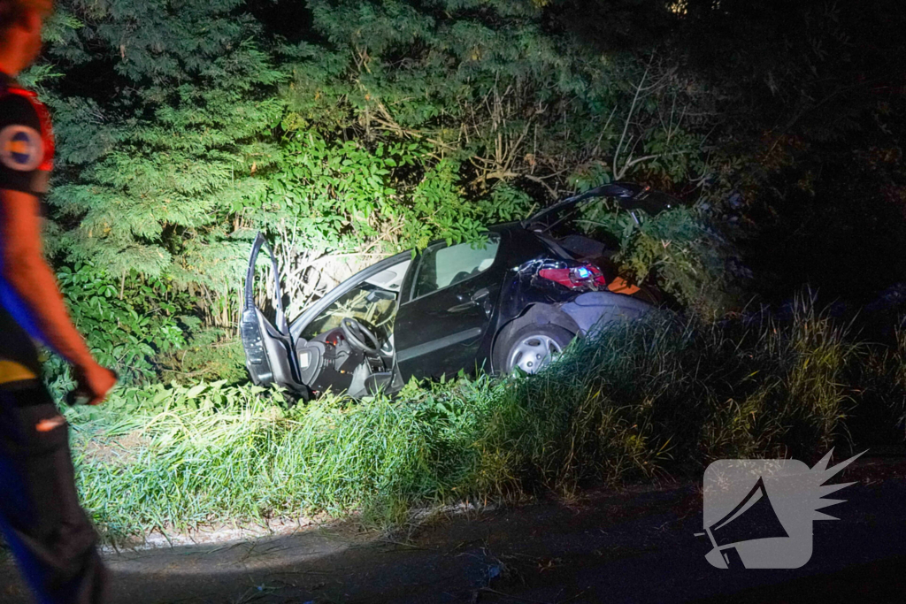 Bestuurder ongedeerd na zware crash