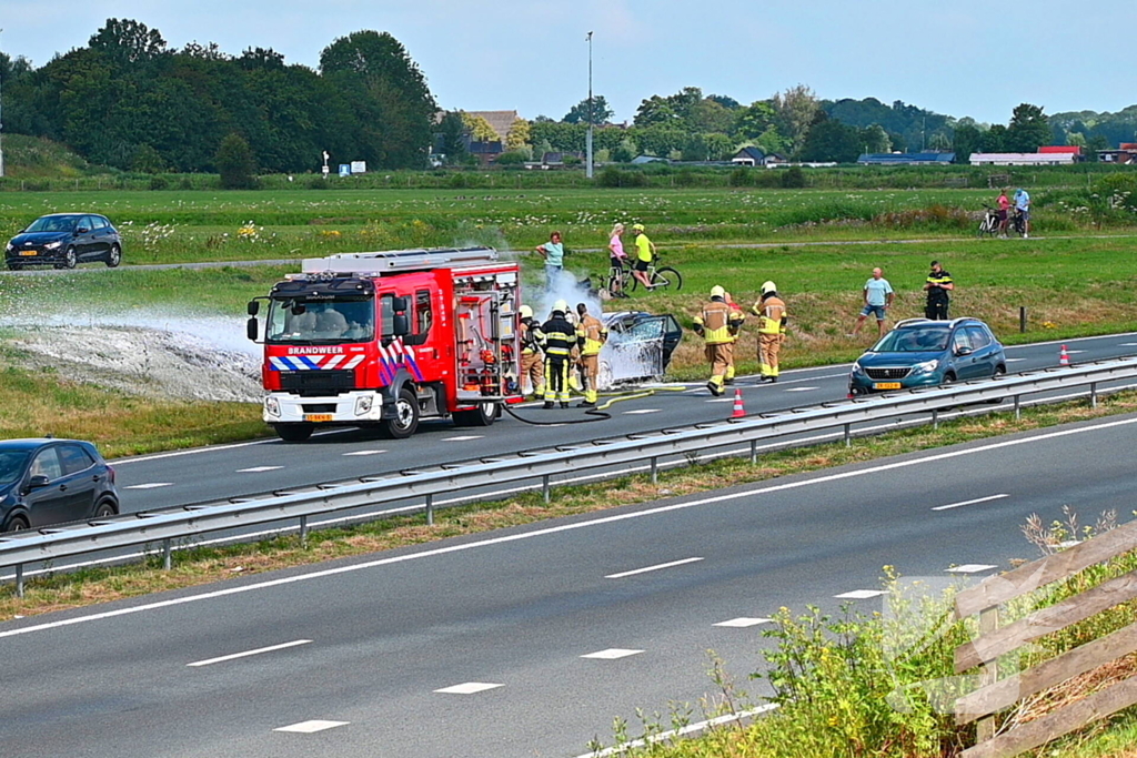 Personenauto vat vlam op snelweg