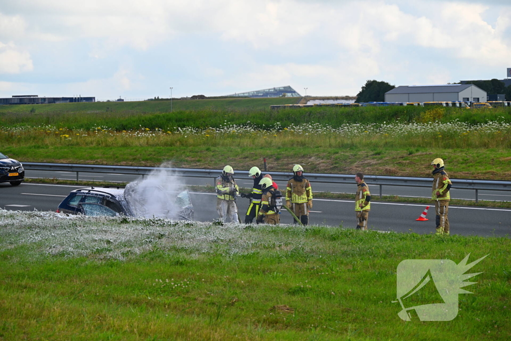 Personenauto vat vlam op snelweg