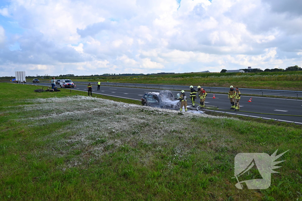 Personenauto vat vlam op snelweg