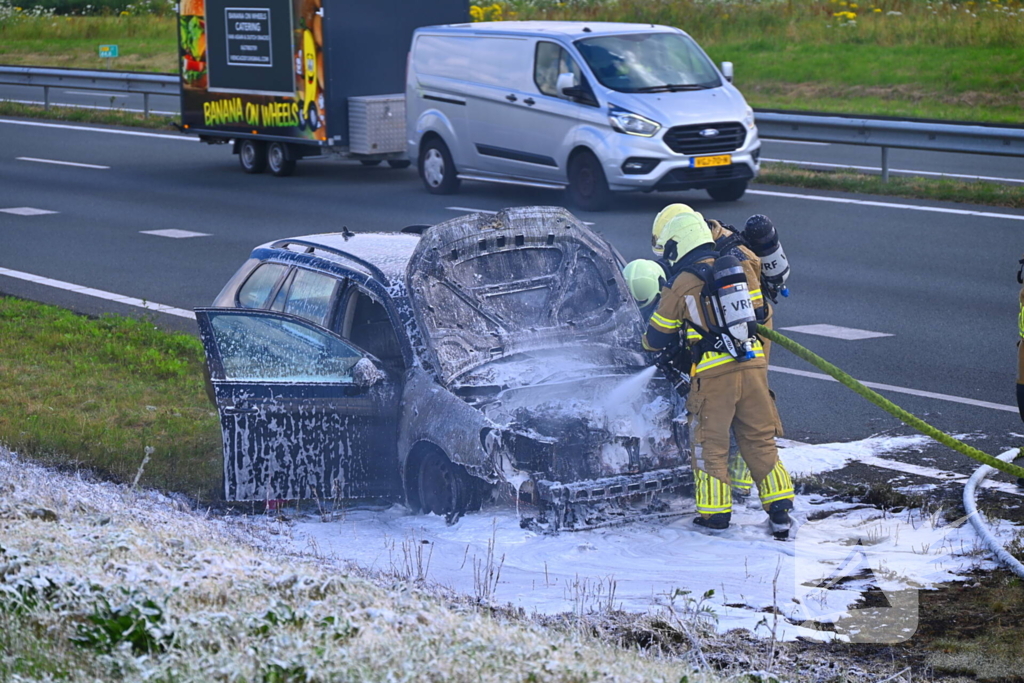 Personenauto vat vlam op snelweg