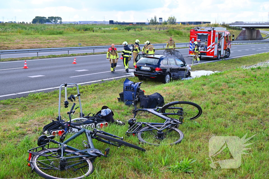 Personenauto vat vlam op snelweg