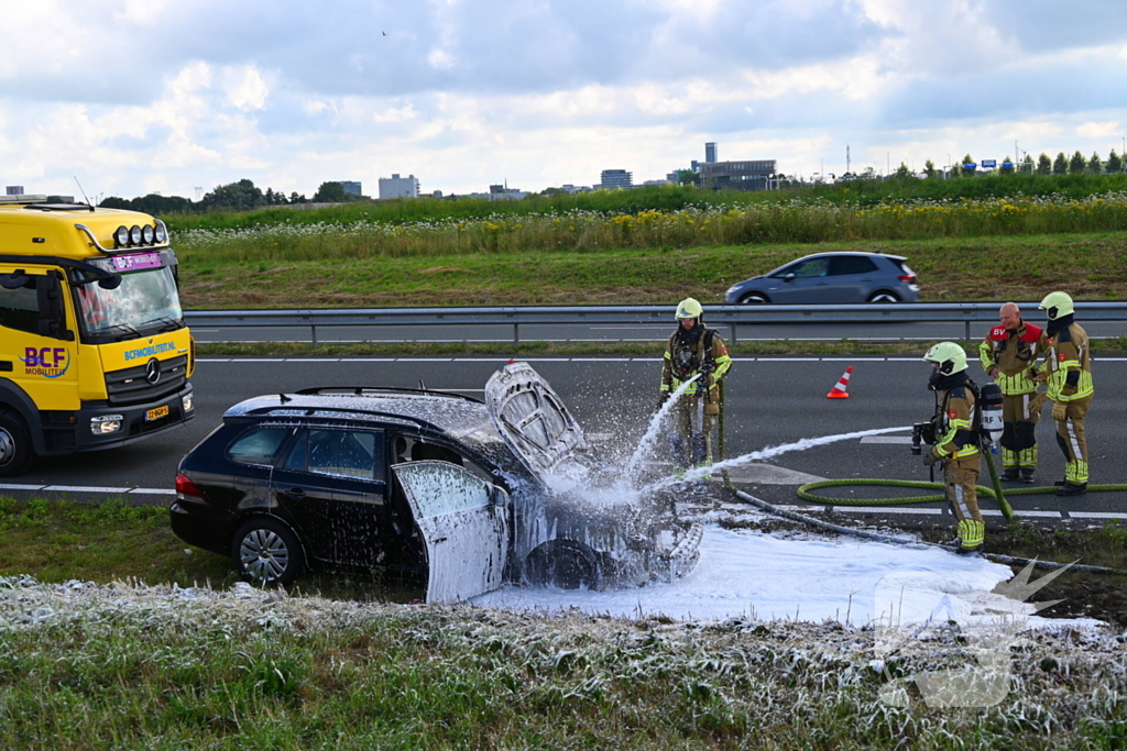Personenauto vat vlam op snelweg