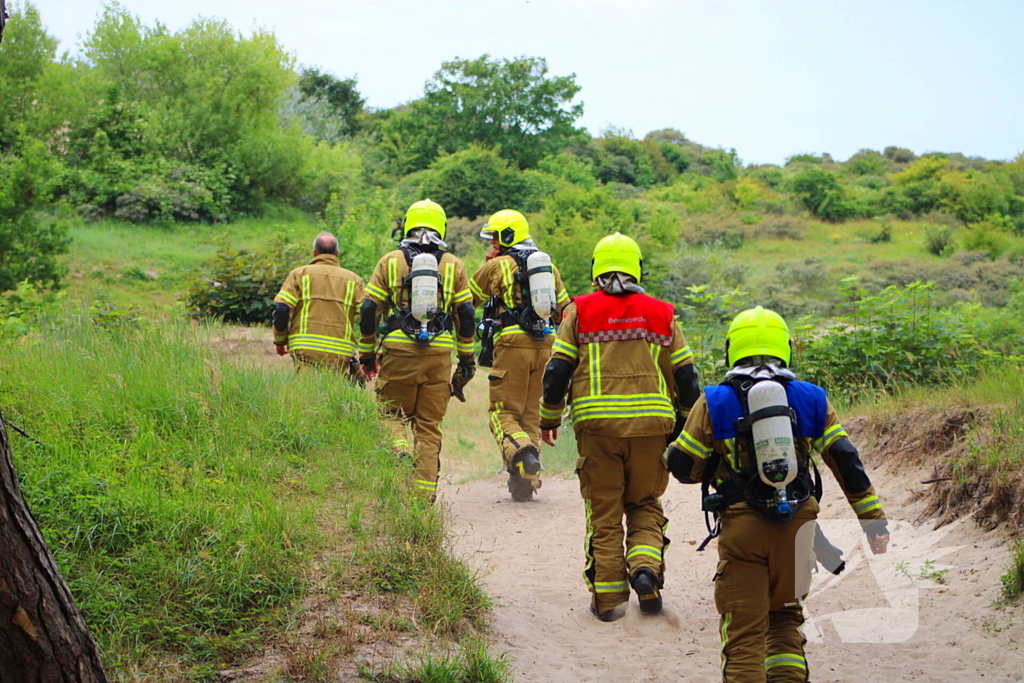 Omstanders blussen brand in duingebied