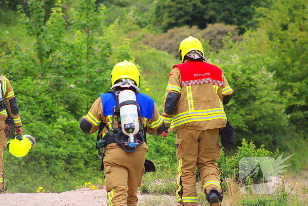 Omstanders blussen brand in duingebied