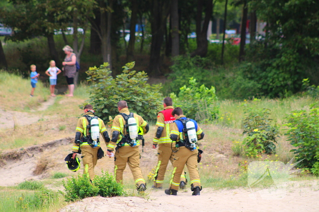Omstanders blussen brand in duingebied