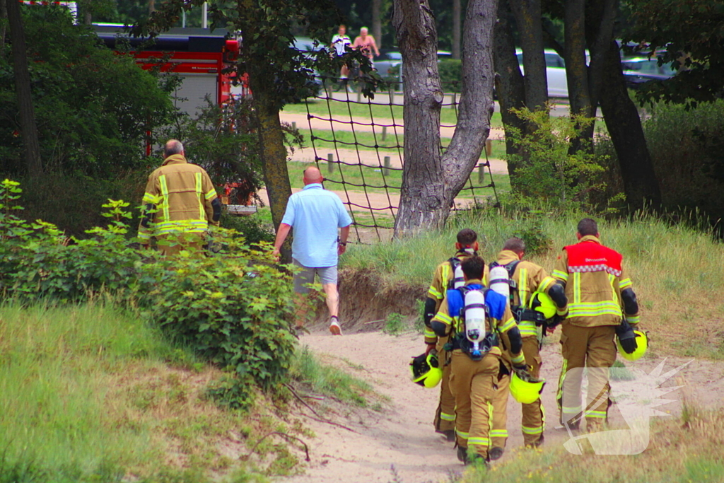 Omstanders blussen brand in duingebied