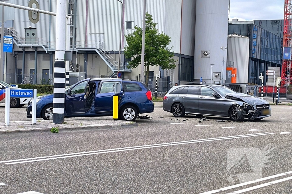 Voertuigen lopen flinke schade op bij ongeval