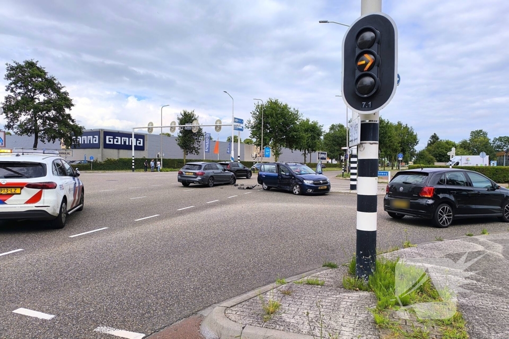 Voertuigen lopen flinke schade op bij ongeval