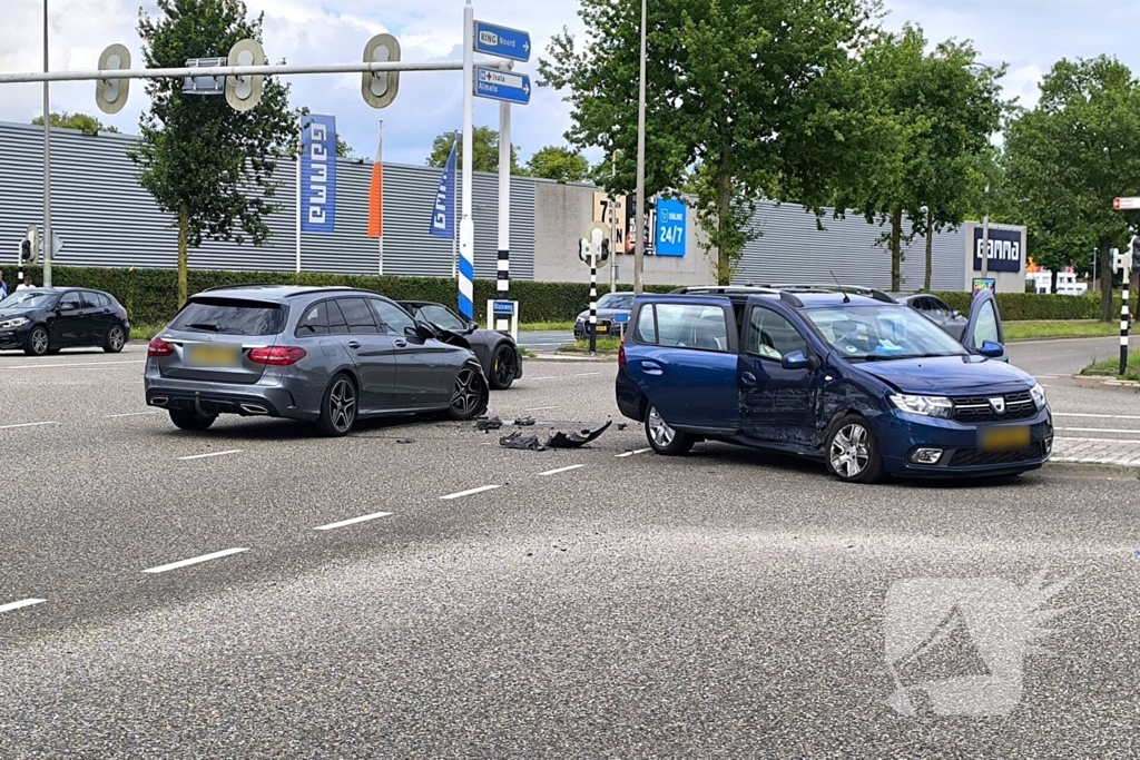 Voertuigen lopen flinke schade op bij ongeval