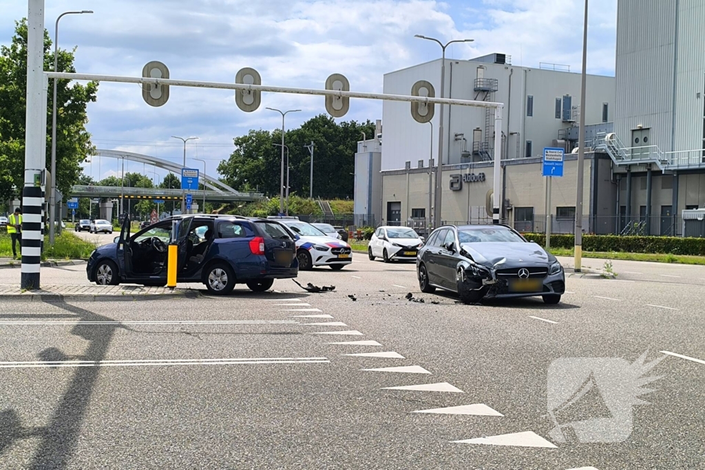 Voertuigen lopen flinke schade op bij ongeval