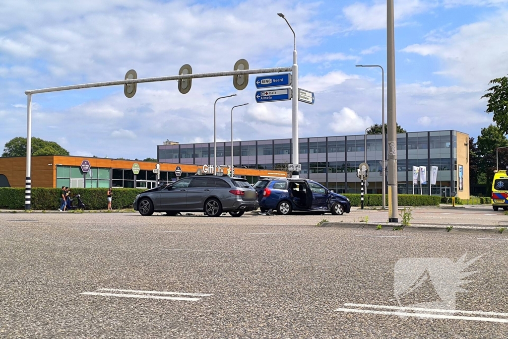 Voertuigen lopen flinke schade op bij ongeval