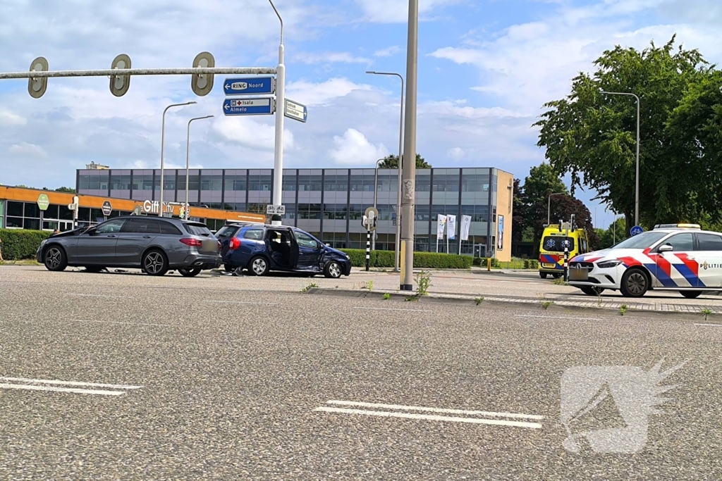 Voertuigen lopen flinke schade op bij ongeval