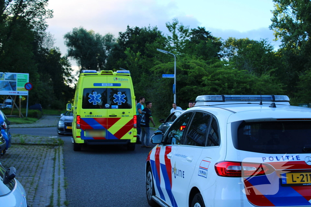 Automobilist en motorrijder met elkaar in botsing
