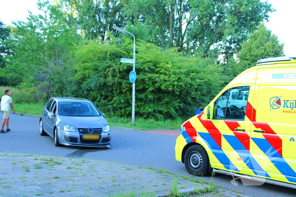 Automobilist en motorrijder met elkaar in botsing