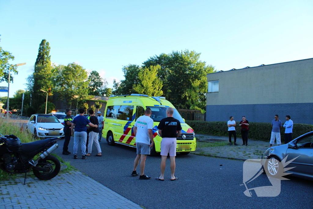 Automobilist en motorrijder met elkaar in botsing