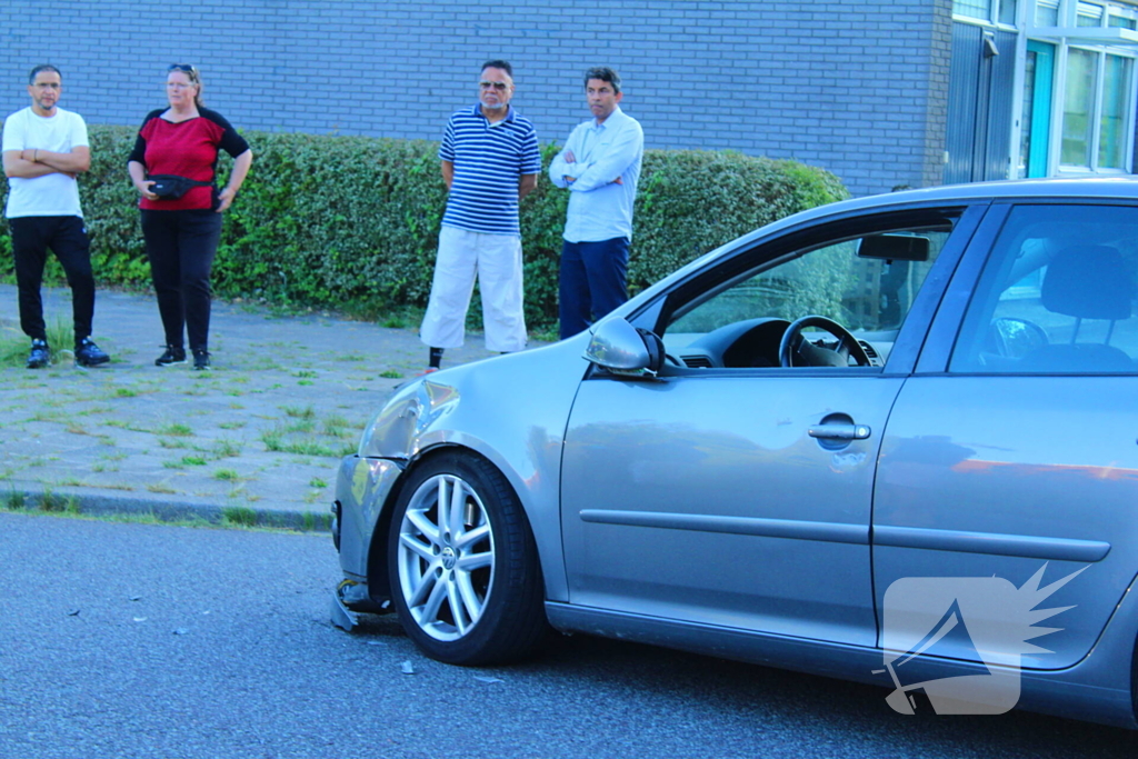 Automobilist en motorrijder met elkaar in botsing