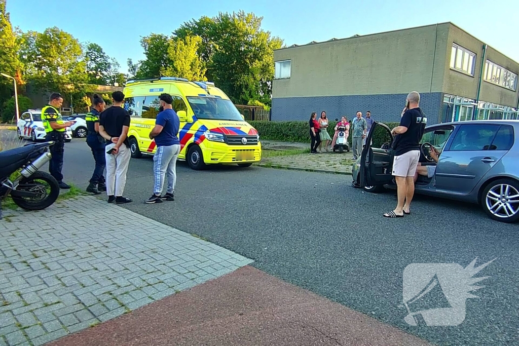 Automobilist en motorrijder met elkaar in botsing