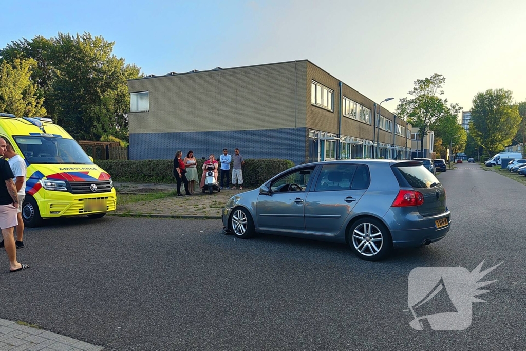 Automobilist en motorrijder met elkaar in botsing