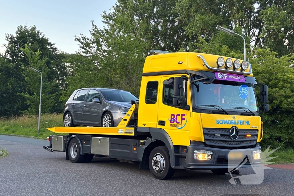 Automobilist en motorrijder met elkaar in botsing