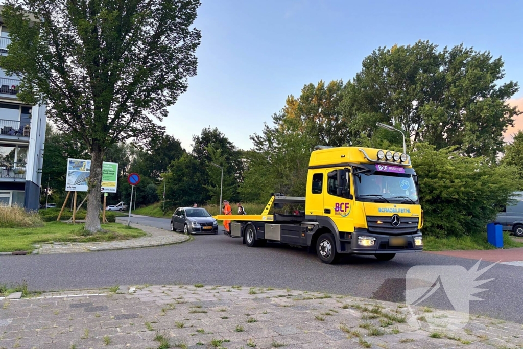 Automobilist en motorrijder met elkaar in botsing