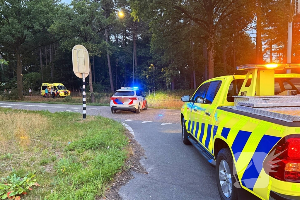 Auto verliest controle en botst in berm