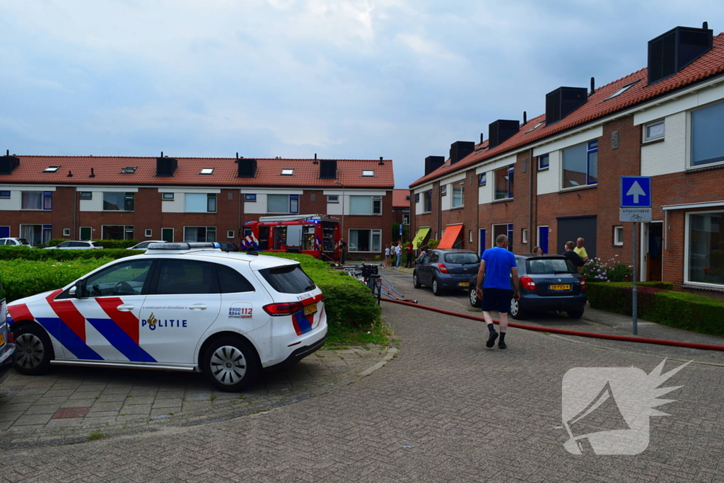 Afvalbrand bij woning trekt veel bekijks