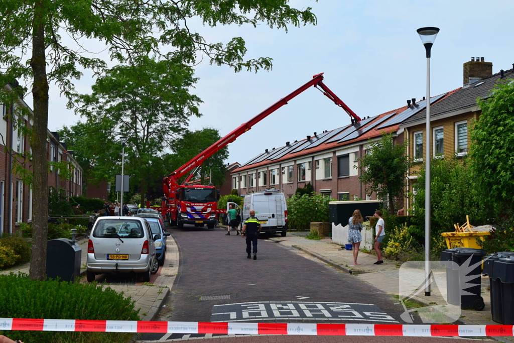 Afvalbrand bij woning trekt veel bekijks