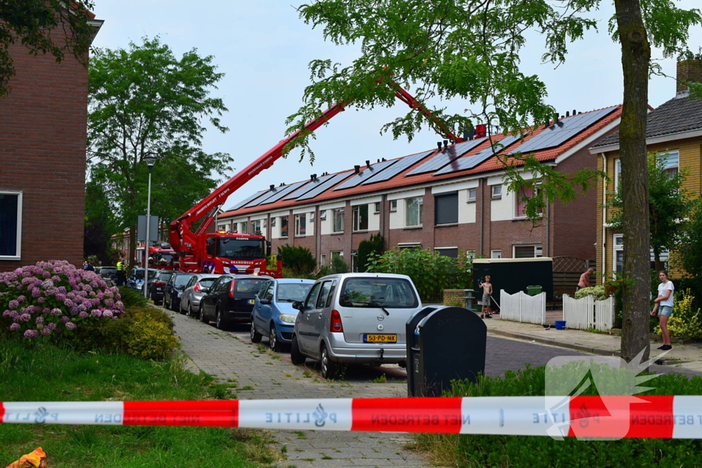 Afvalbrand bij woning trekt veel bekijks