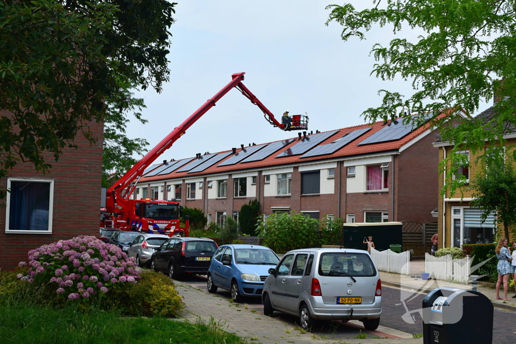 Afvalbrand bij woning trekt veel bekijks