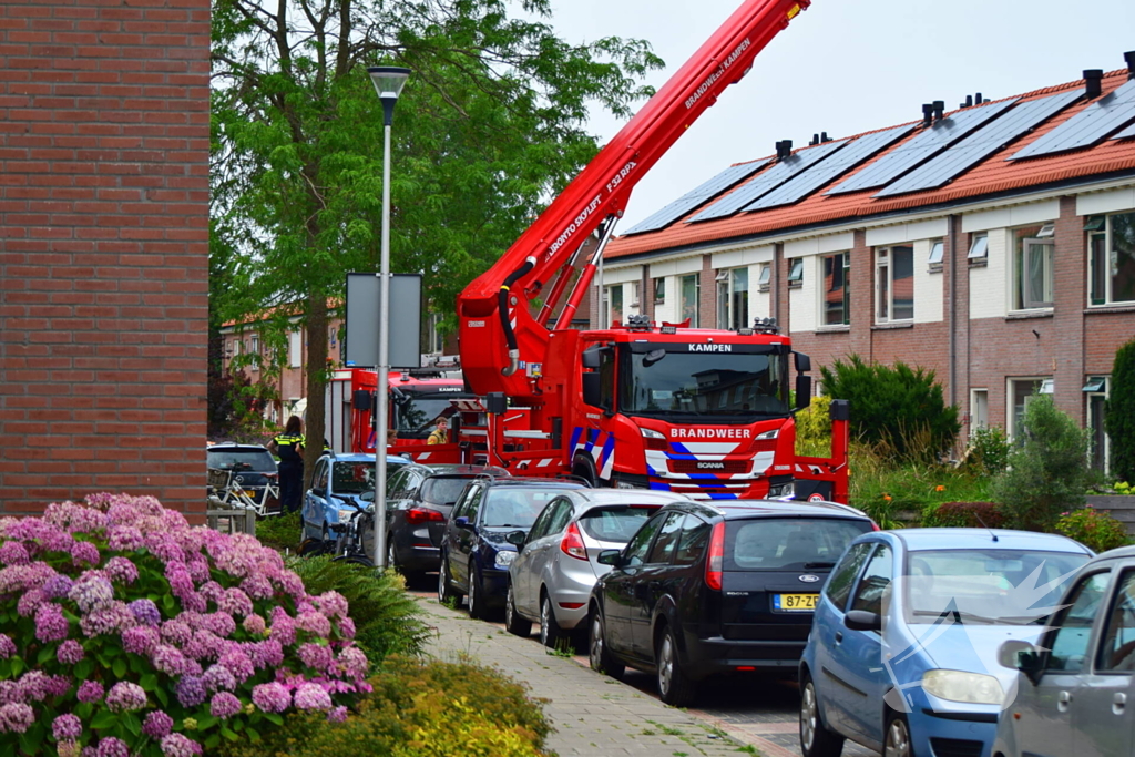 Afvalbrand bij woning trekt veel bekijks