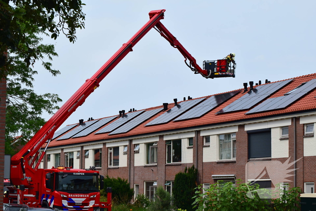 Afvalbrand bij woning trekt veel bekijks